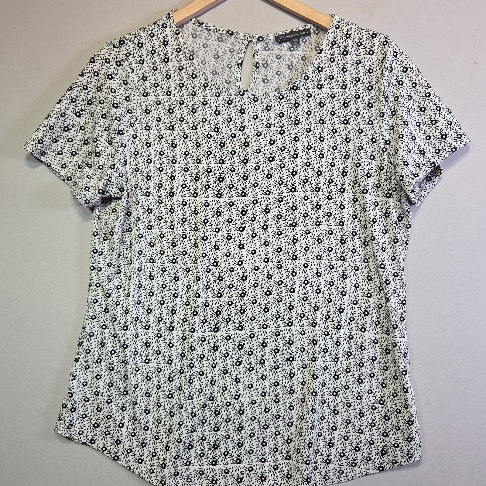 Adrianna Papell Women's Blouse Size M Black White Floral Print Short Sleeve Keyh