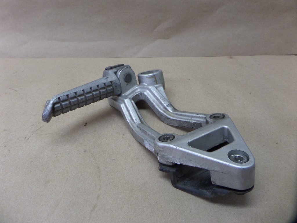 ぴページ 1984 KAWASAKI ZX100 FRONT LEFT FOOT PEG AND BRACKET