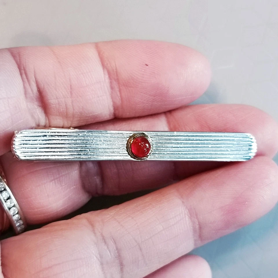 Barra de clip para corbata Yves Saint Laurent tono plateado y dorado con piedra de cornalina Foto 2 de 4