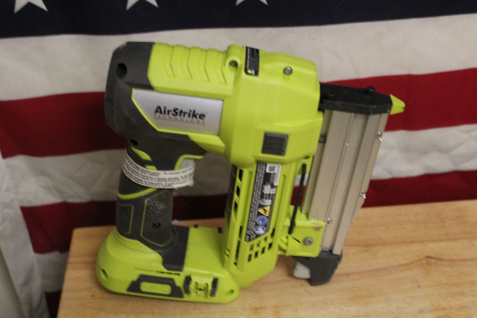 Ryobi ONE+ 18V 23GA. 13/8 inch Cordless Pin Nailer (Tool Only) P318