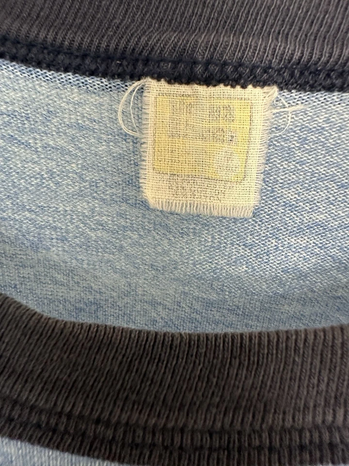 Camiseta vintage de la Marina de los Estados Unidos Port Hueneme California con timbre para hombre talla pequeña Foto 4 de 4