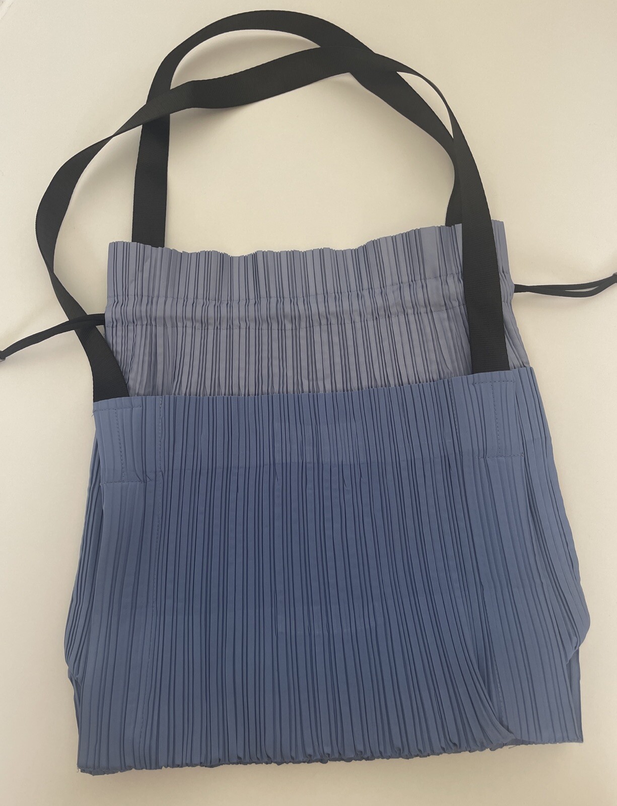 **COMO* Bolso de hombro/tote Issey Miyake pliegues por favor esculpido de tela. Azul