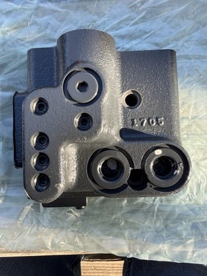 Komatsu Genuine Part 702-22-03032 Valve