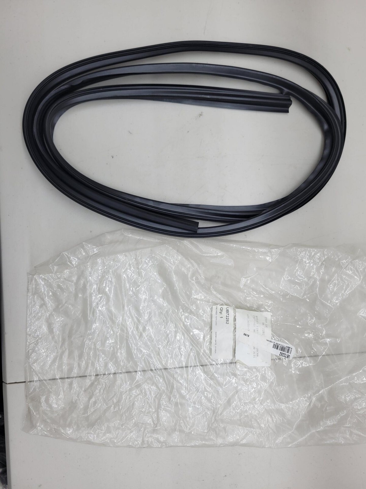 Rolls Royce / Bentley Rubber Finisher Windscrn UB72282