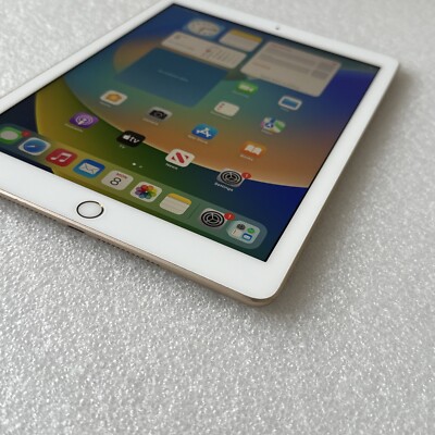 Apple iPad 5th Gen. 128GB, Wi-Fi, 9.7in - Gold - GOOD CONDITION