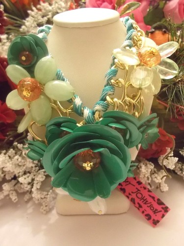 BETSEY JOHNSON LOVELY SHADES OF GREEN ENAMEL & BEADED FLORAL CLUSTER NECKLACE - Picture 4 of 12