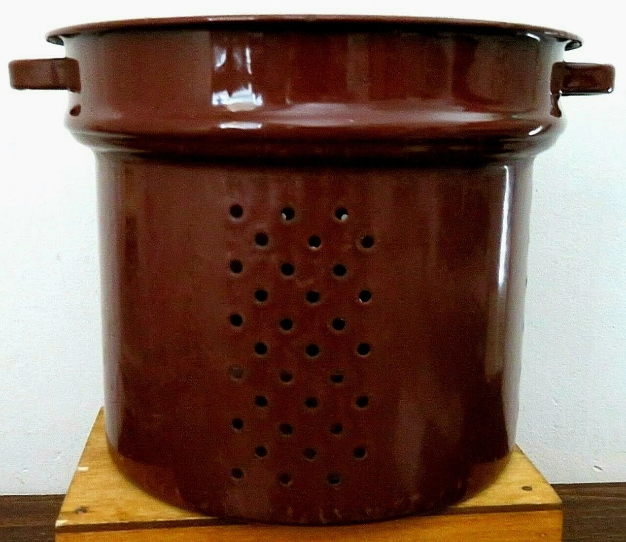 Large Vintage BROWN ENAMELWARE COLANDER STRAINER 7½" High 9" Diameter EVC