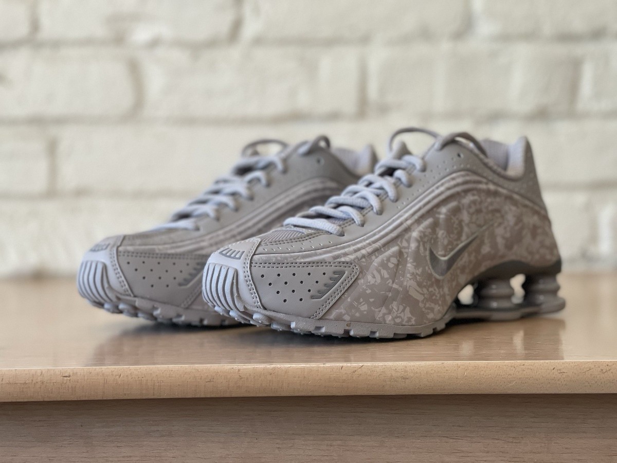 Nike Shox R4 Retro College Grey Flat Pewter HV0934-001 Women 9.5