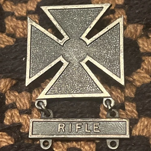 WW2 U.S. Army Military Iron Cross Metal Medal Rifle Pin Vintage WWII