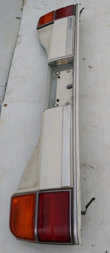 Oldsmobile Delta 88 1986-1990 luz trasera cabezal acabado panel cenefa OEM Foto 2 de 4