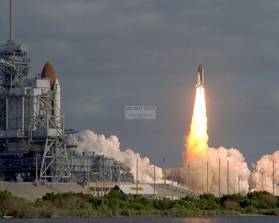 SHUTTLE DISCOVERY LIFTOFF FROM PAD 39B WITH COLUMBIA ON 39A  8X10 PHOTO (EP-200)