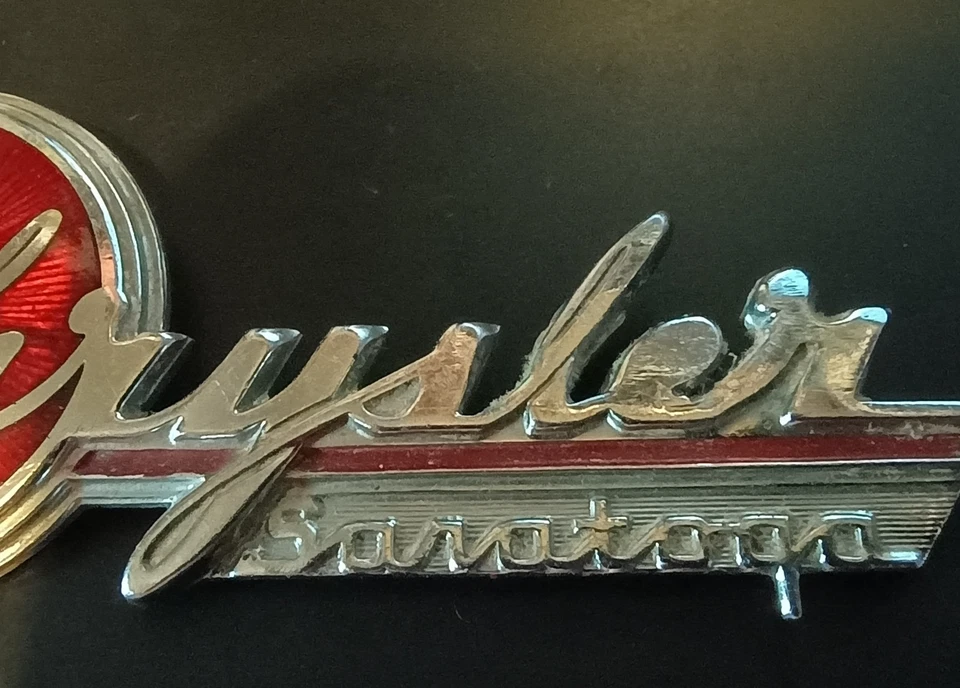 Оригинальный Chrysler Саратога перчаточный ящик эмблема 1939 Chrysler значок 3,25» РЕДКАЯ - Изображение 2 из 4