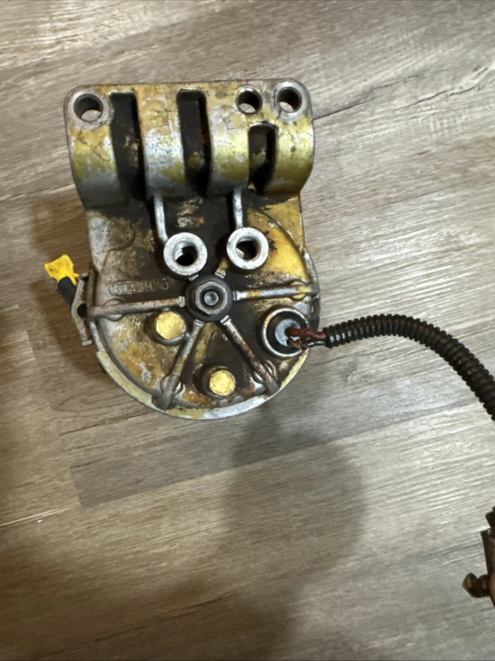 Dodge Ram 1998,5-1999 5,9 L Cummins 24 válvulas OEM filtro de combustible carcasa 3943976 perno Foto 3 de 4