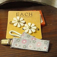 EACH Jewels Pearl Gold Flower Barrettes 2-Pack Floral Metal Hair Clips