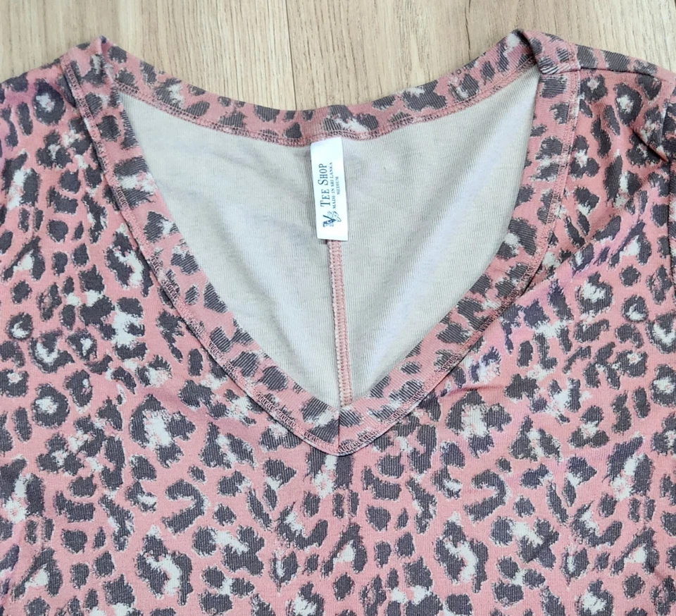 Camisa Tee Shop con estampado animal para mujer talla mediana, manga larga, cuello en V, adelgazante  Foto 4 de 4