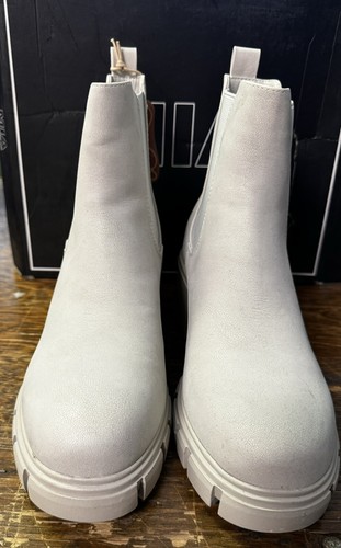 New in box Mia Dua Chelsea Boot in off-white. Women’s size 9M. GS1106816J