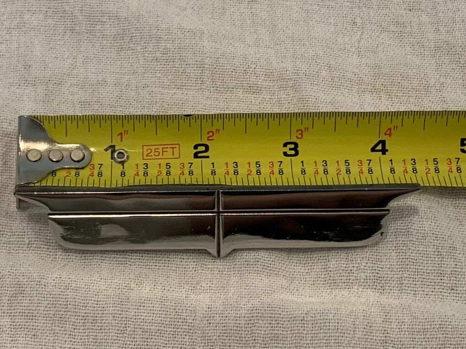 Cadillac Eldorado Biarritz 1957 y emblema de respaldo de asiento y medalla de placa de respaldo Foto 3 de 4