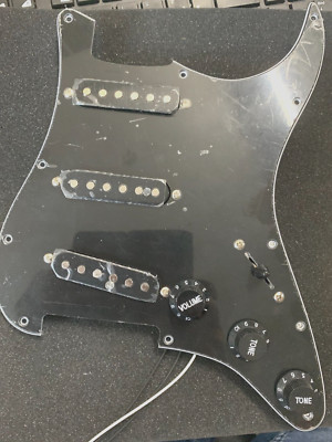 Musiclily 11 Loch SSS Strat Loaded mit Folie darauf