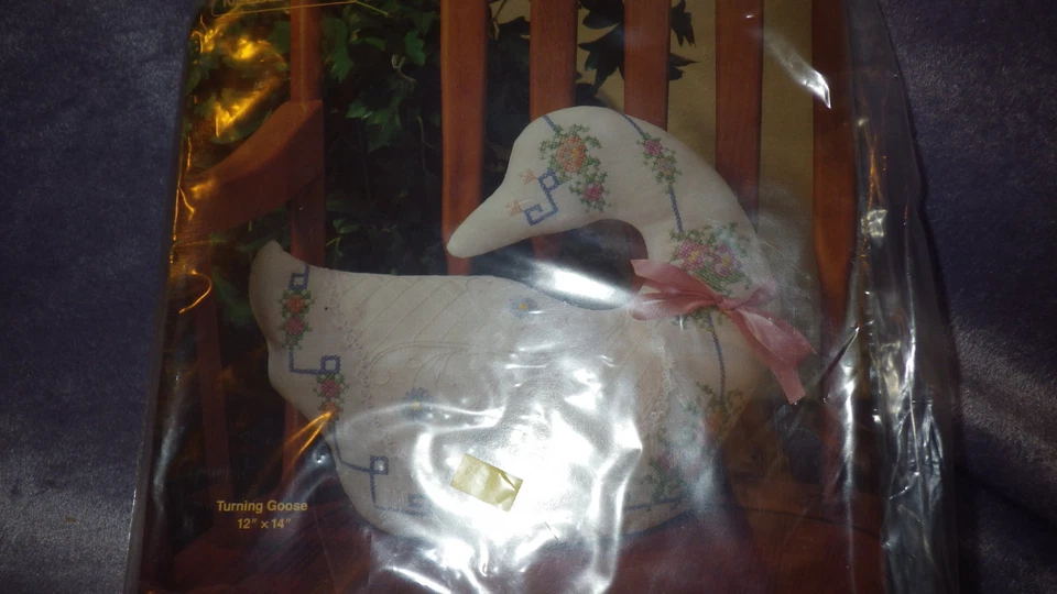 Kit de siluetas de punto de cruz estampadas de ganso giratorio 12" x 14" nuevo en paquete Foto 4 de 4