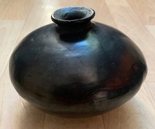 Terre cuite noire ancienne vase soliflore