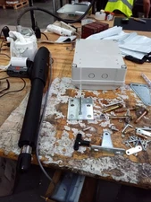 Blütezeit Solar Swing Gate Opener 880lb Single-Arm w/24V Battery, 25W Solar -Use