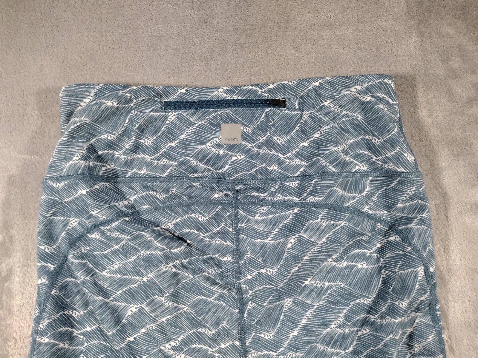 vuori pace high rise printed wave yoga leggings