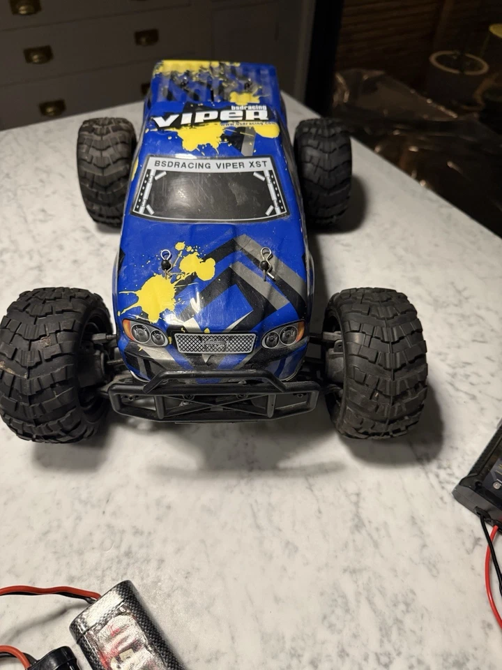 BSD Racing Viper XST 4x4 Remote Control Car And 3 Battery packs - Image 3 of 4