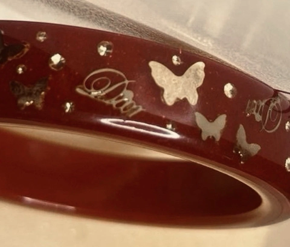 Brazalete Dior Edición Limitada Rojo Lucite/Resina y Diseño Dorado con Caja Foto 3 de 4