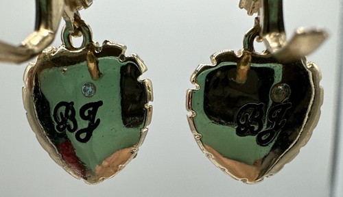 Orecchini Betsey Johnson One Love goccia rossa cuore tono oro - Foto 4 di 7