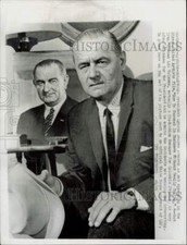 1966 Press Photo Ivan Volkman with portrait of President Johnson in Hollywood.