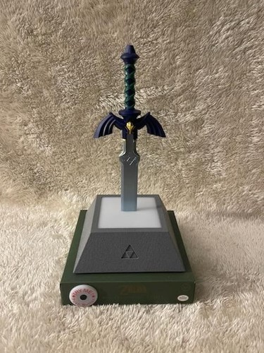 Zelda: BOTW - Hylian Shield Collector's Edition & Paladone Master Sword Light - Picture 6 of 8