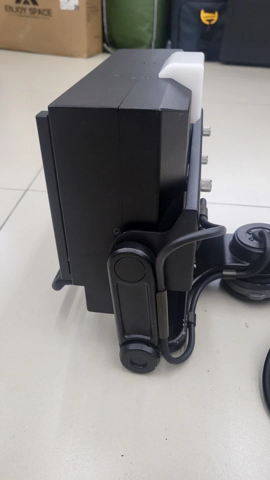 Visor de estudio Hitachi L9-HD 9" con adaptador de montaje de cámara VF AT-950 Hitachi Foto 4 de 4