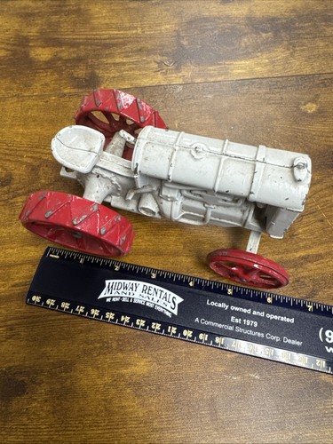 Tractor de juguete Fordson gris de colección con ruedas rojas - Imagen 5 de 6