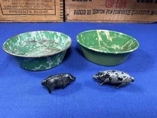 2 Vintage Miniature Tin WASH BASINS & 2 Miniature Lead PIGS Cute Farmhouse Decor