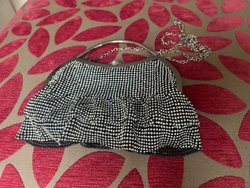Sparkly small evening bag with frills, metal handle and chain - 第 3/12 張圖片