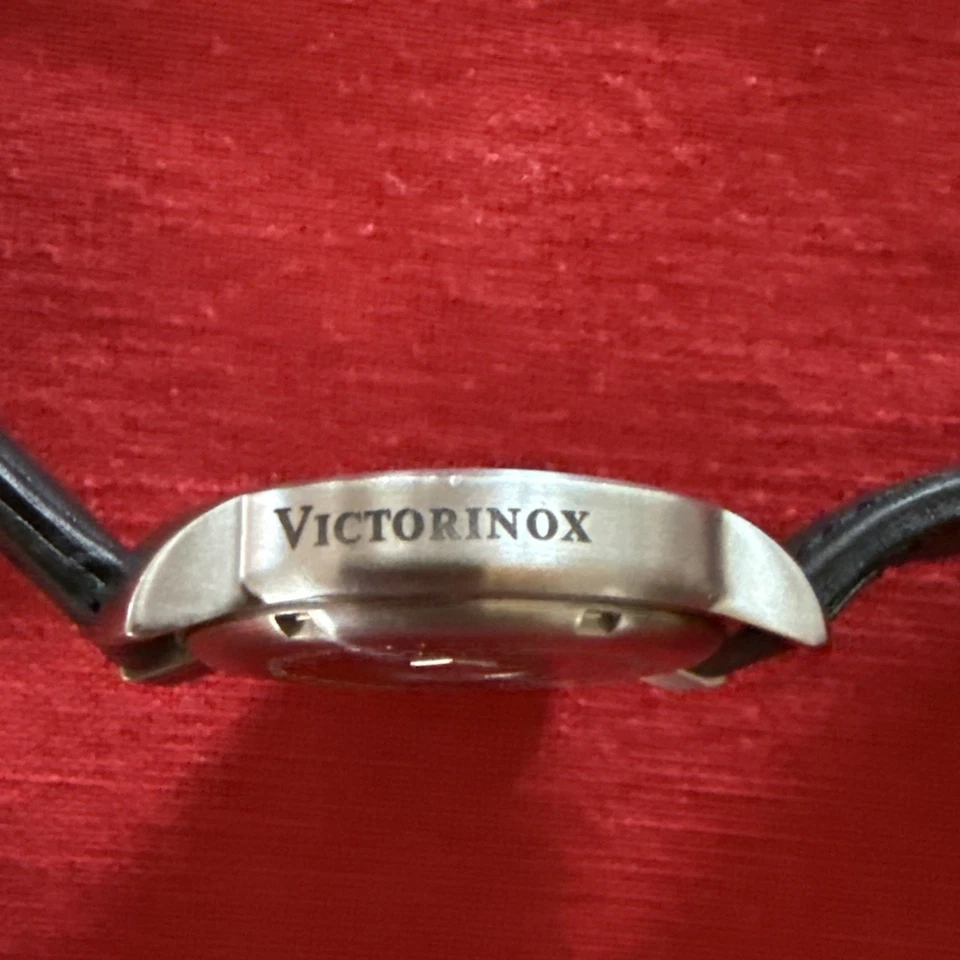 Reloj VICTORINOX Hecho en Suiza Hombre RESISTENTE AL AGUA 100M 37mm Batería Nueva Foto 4 de 4