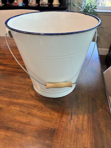 Große Vintage weiße Emaillegeschirr Eimer/blauer Rand & Holzgriff