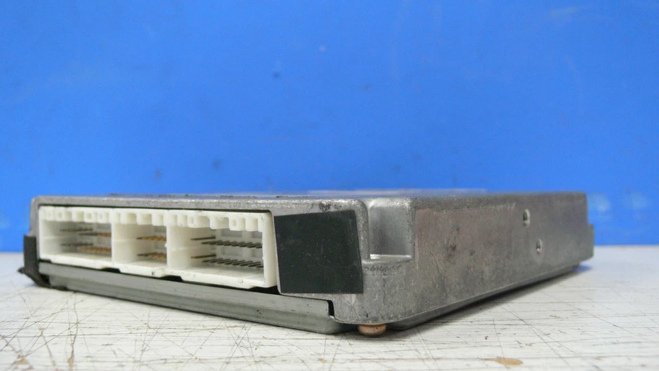 *Unidad de control del motor Toyota Corolla 1998 AT ECU #89661-02430 (W2: F5-77) Foto 3 de 4