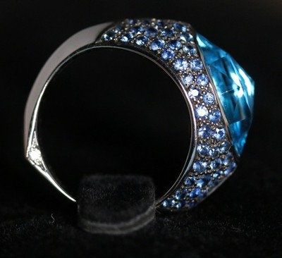 FABELHAFTER 2004 STEPHEN WEBSTER BLAUTOPAS & SAPHIR TRACHTENRING, 18 KT WEISSGOLD