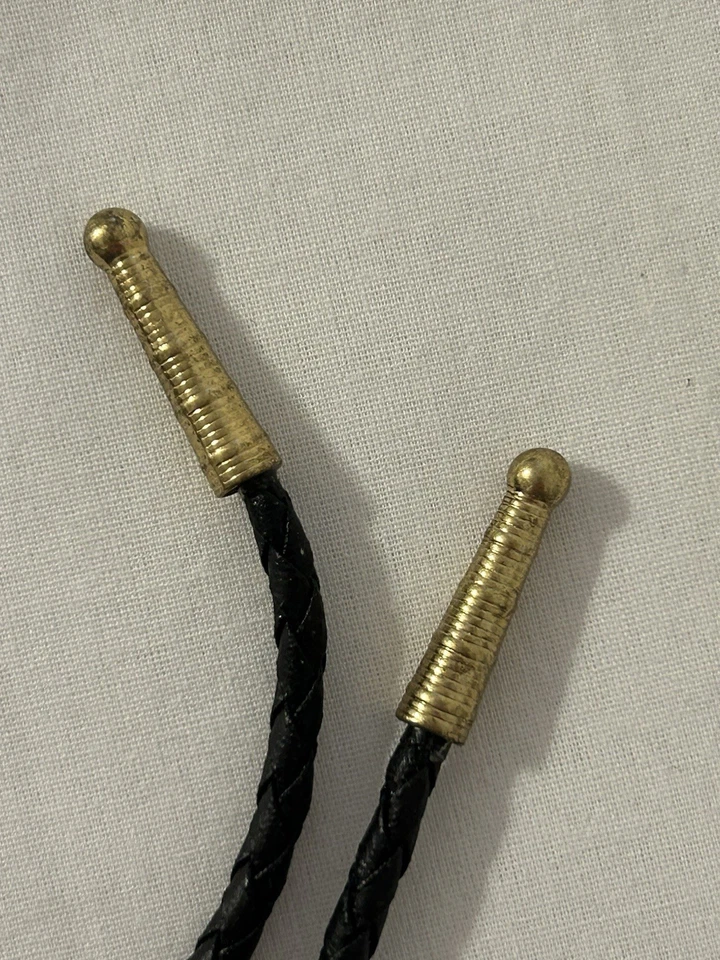 Corbata Bolo 1908 cabeza india de colección centavo/cuero trenzado negro/puntas doradas como nueva Foto 3 de 4