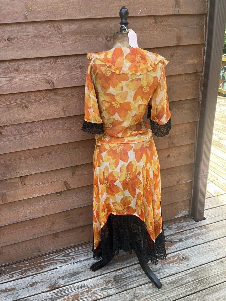 Organza de 1920, Estampado Floral de Hibisco Naranja Brillante, Borde de Encaje Negro Foto 4 de 4