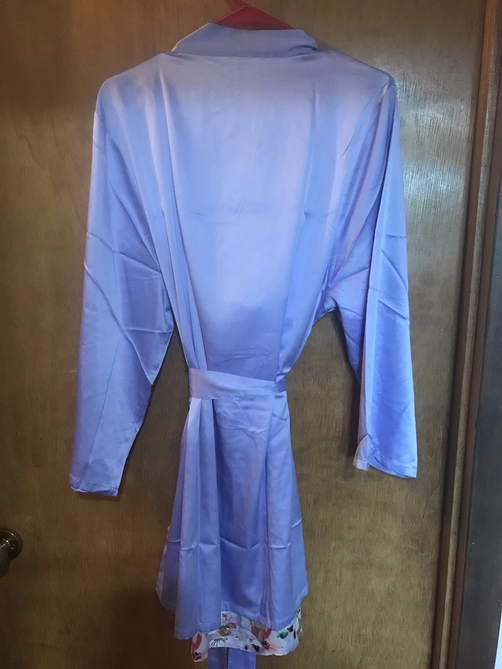 Bonita Femenina Sedosa Lavanda Y Floral Felina Juego de 2 Piezas Chemise y Bata Foto 3 de 4