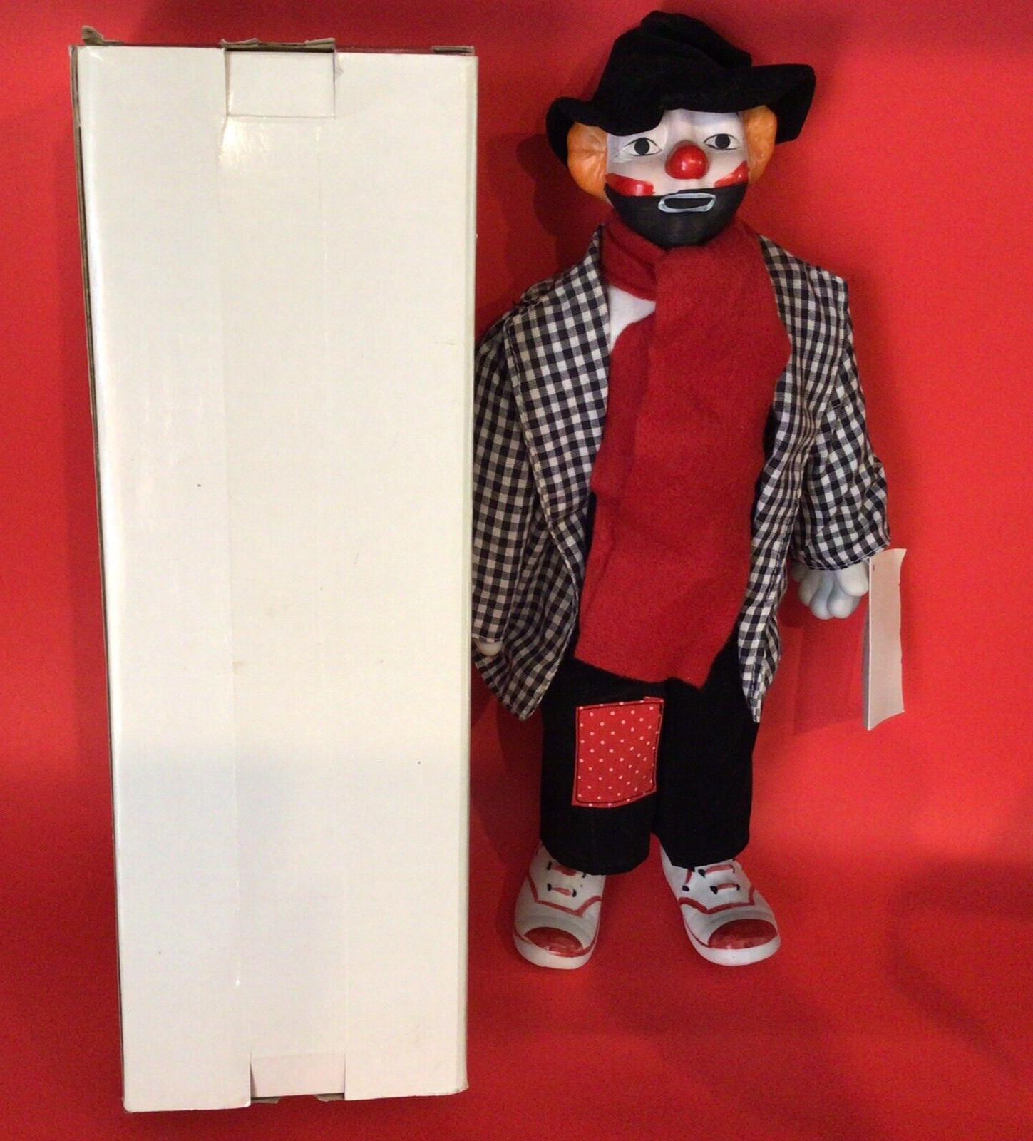 HERITAGE MUSICAL CLOWN PORCELAIN PLAYS RAINDROPS KEEP FALLING ON MY HEAD 15"