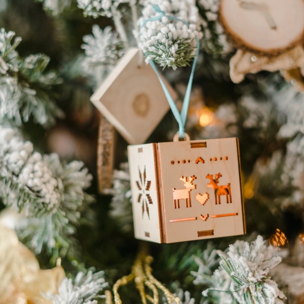 Lanterne de Noël LED lumineuse déco hivernale en bois ajouré pour salon et entrée