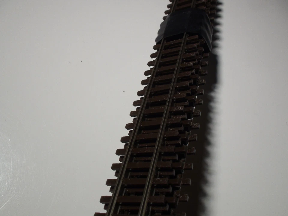 HON3 Micro-Engineering #10-114 HON3 SCALE Code 70 Flex Track NON WEATHERED - Image 4 of 4