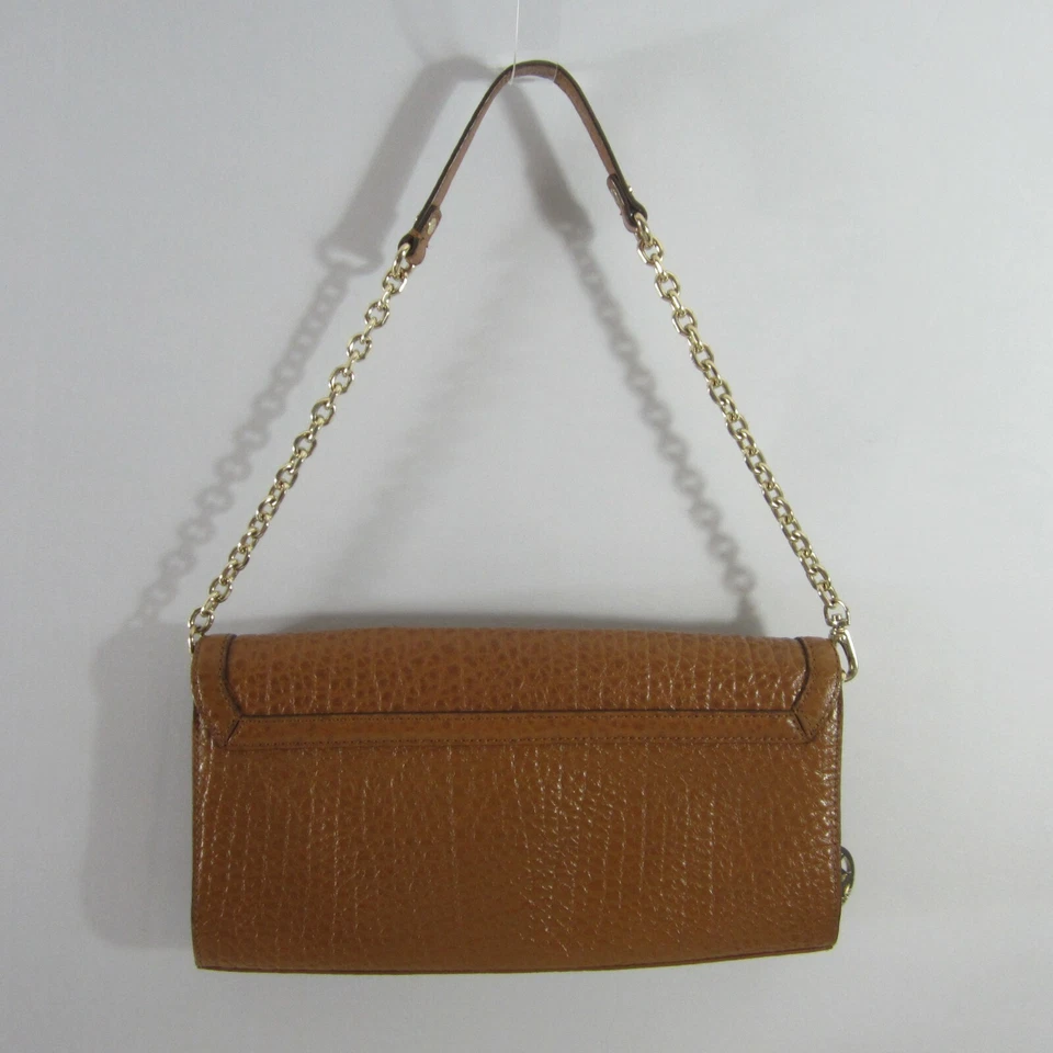 Bolso de mano sin asas de cuero granulado marrón DKNY con asa de cadena dorada Foto 4 de 4