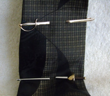 2 Vtg Tie Clip Bar (1) Miecz HICKOK Epee / (1) Miecz SWANK Złoty / Srebrny odcień