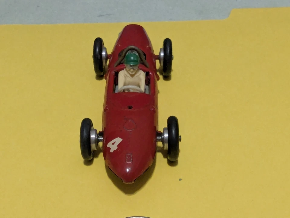 Ferrari F-1 rojo sólido hecho en Francia, número cuatro, vintage, buen estado Foto 2 de 4