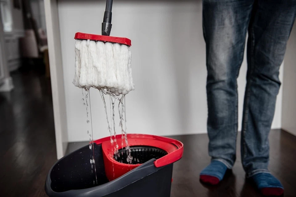 Sistema de limpieza de pisos con cubo y trapeador giratorio de microfibra con si Foto 4 de 4