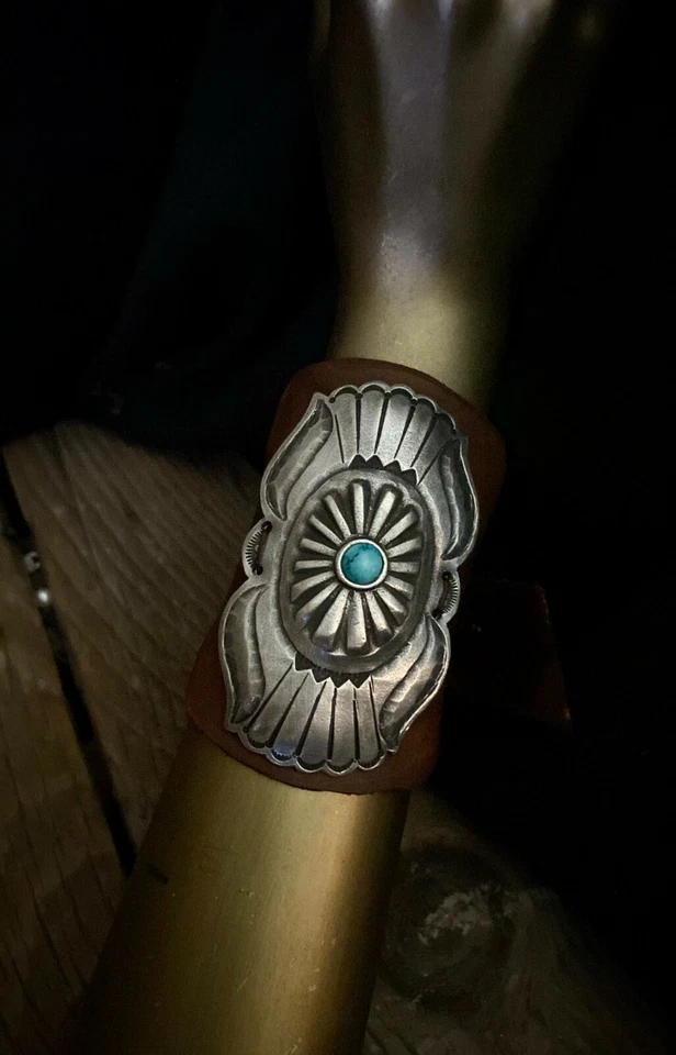 Hebilla de cinturón Repousse rediseñada a turquesa Ketoh puño en cuero $425 ¡ÚLTIMO!! Foto 2 de 4